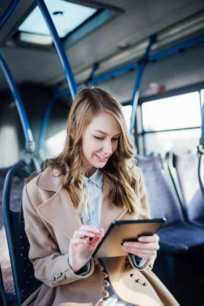 Hermosa Joven Sonriendo Sentada Autobús Ciudad Mirando Tableta — Foto de Stock