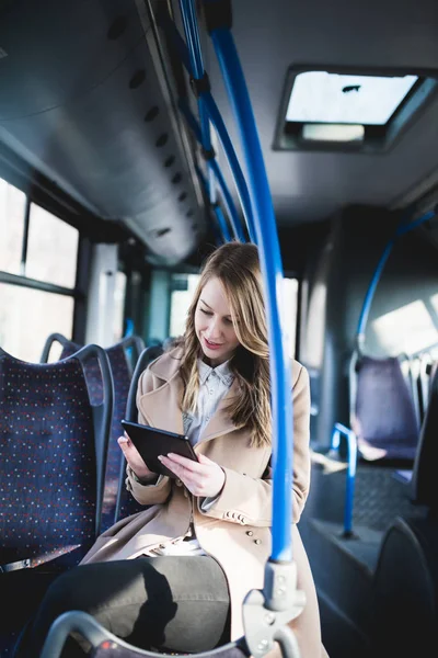 Mulher Bonita Sorrindo Sentada Ônibus Cidade Olhando Para Tablet — Fotografia de Stock