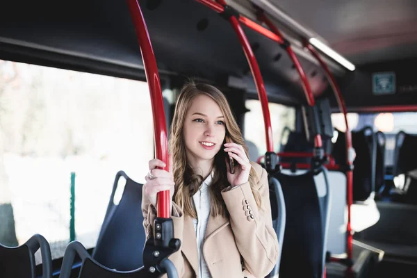 Şehir Otobüs Evet Güzel Mutlu Bir Genç Kadın — Stok fotoğraf