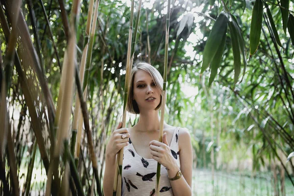 Bahçede harika sarışın kadın.