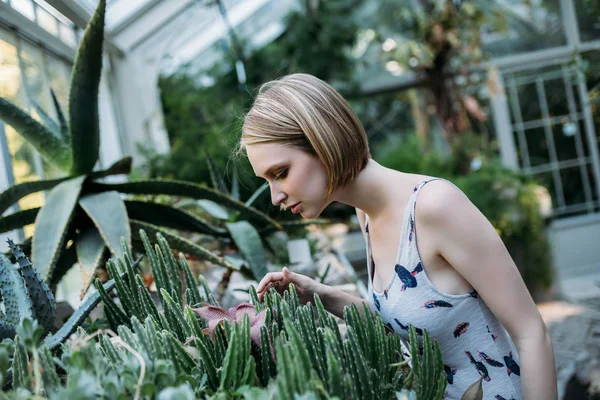 Bahçede harika sarışın kadın.