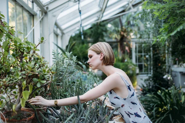 Bahçede harika sarışın kadın.