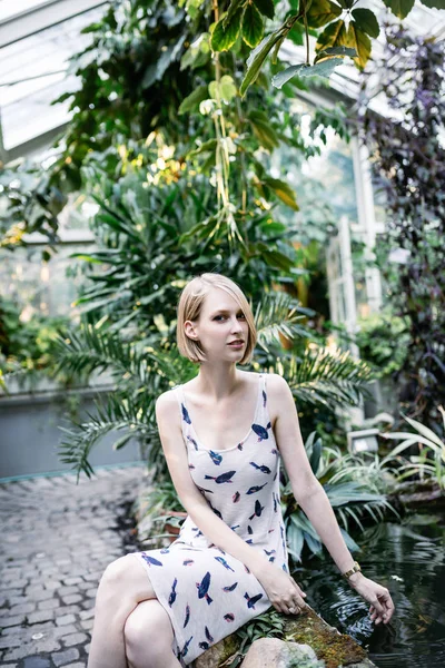 Bahçede harika sarışın kadın.