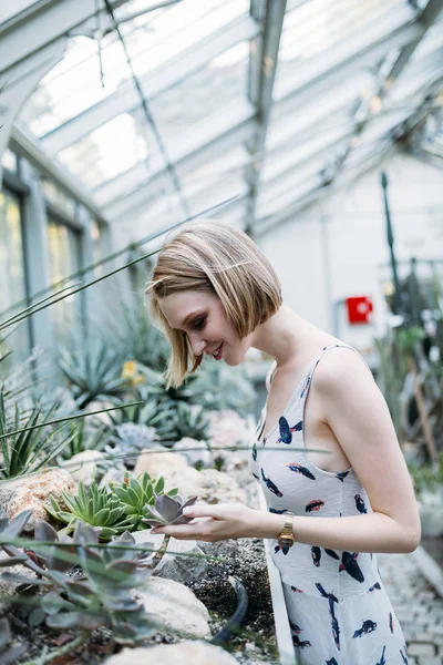 Bahçede harika sarışın kadın.