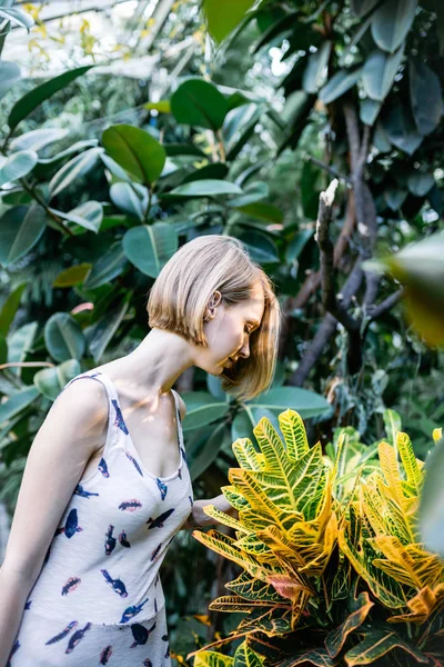 Bahçede harika sarışın kadın.