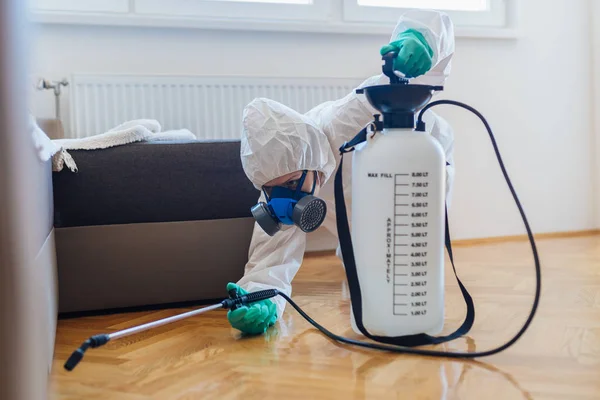 Exterminador Trabalho Desgaste Pulverização Pesticida Com Pulverizador — Fotografia de Stock