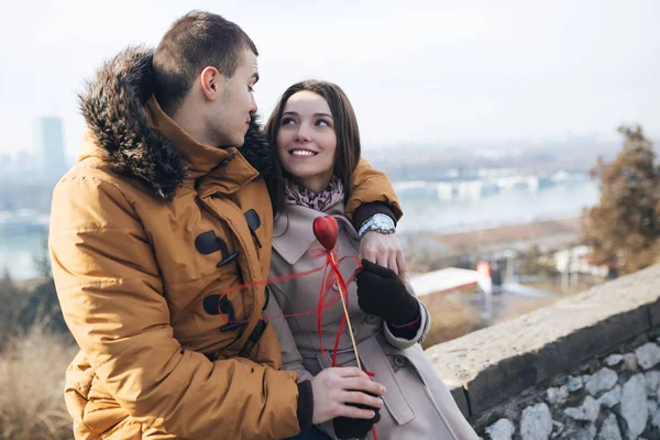 Güzel genç çift, bir kalp kız arkadaşına veren adam sarılma ve birlikte zevk aşık