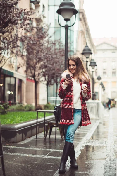 Mujer Joven Hermosa Moda Con Café Caminando Por Calle Mensajes — Foto de Stock