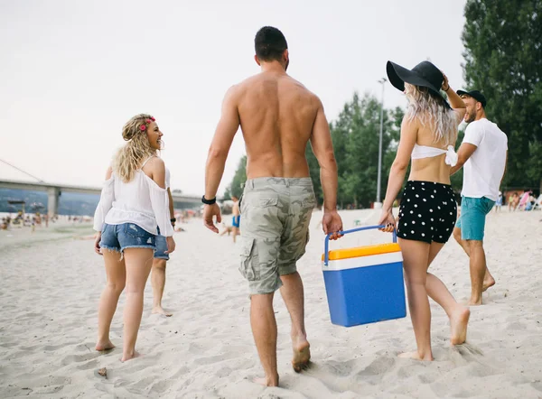 Tatil plaj eğlence zevk çekici gençlerin grubu.