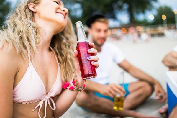 Tatil plaj eğlence zevk çekici gençlerin grubu.