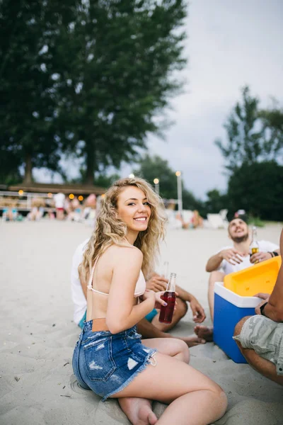 Tatil plaj eğlence zevk çekici gençlerin grubu.