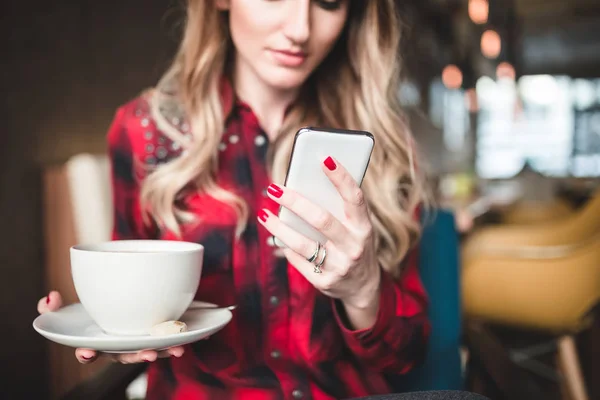 Wanita Muda Cantik Yang Duduk Restoran Kafe Melihat Telepon Pintar — Stok Foto