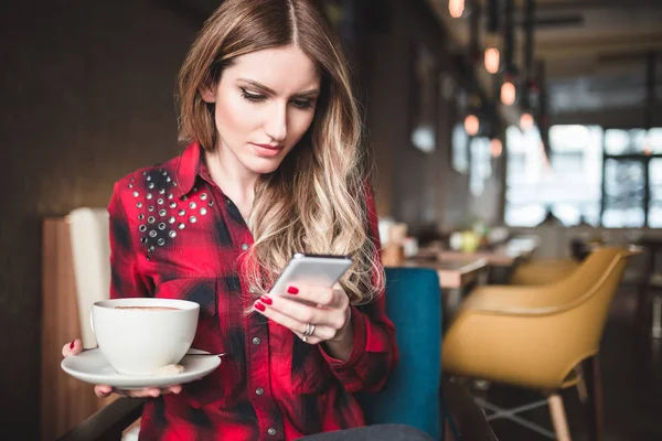 Hermosa Joven Sentada Restaurante Cafetería Mirando Teléfono Inteligente Bebiendo Café — Foto de Stock