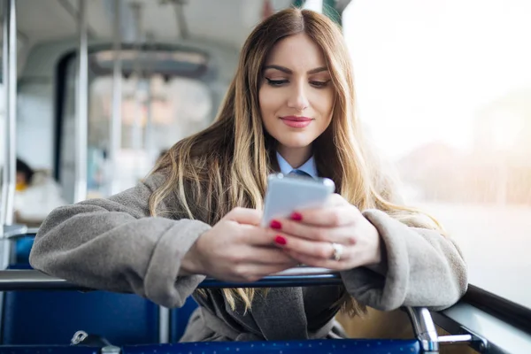 Hermosa Joven Sentada Autobús Ciudad Mirando Teléfono Móvil — Foto de Stock