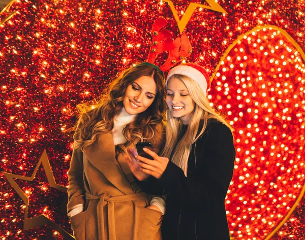 Noel ve yeni yıl gece bir şehir sokak zevk güzel genç kadın. 