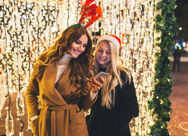 Noel ve yeni yıl gece bir şehir sokak zevk güzel genç kadın. 