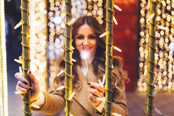 Noel ve yeni yıl gece bir şehir sokak zevk güzel genç kadın. 