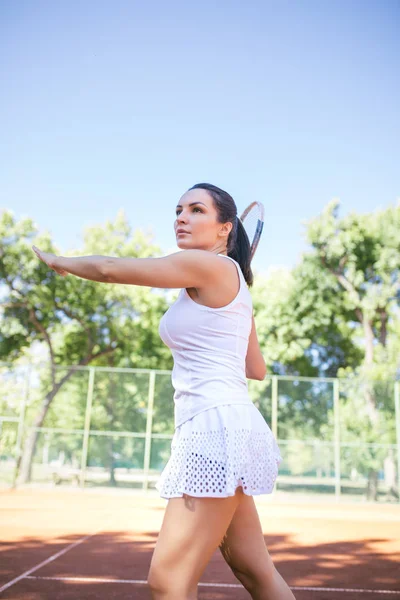 Retrato Bela Jovem Mulher Jogando Tênis — Fotografia de Stock
