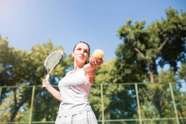 Πορτρέτο Του Όμορφη Νεαρή Γυναίκα Που Παίζει Τένις — Φωτογραφία Αρχείου