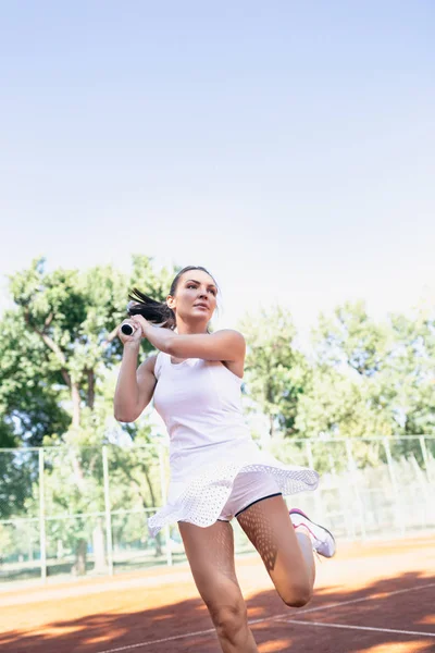 Retrato Bela Jovem Mulher Jogando Tênis — Fotografia de Stock