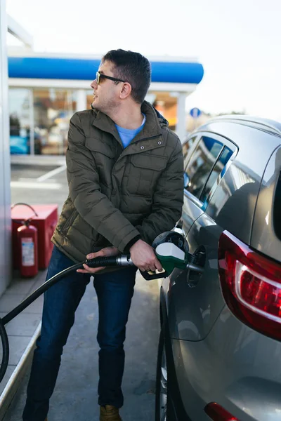 ガソリン スタンドの給油ハンドル — ストック写真