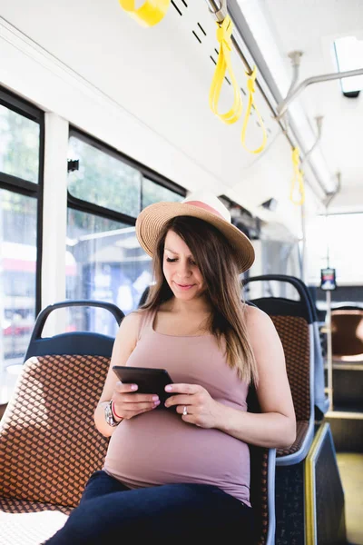 Красивая Беременная Женщина Сидит Городском Автобусе Смотрит Планшет — стоковое фото