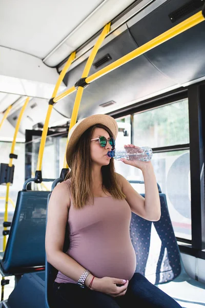 Красивая Молодая Беременная Женщина Сидит Городском Автобусе Пьет Воду — стоковое фото