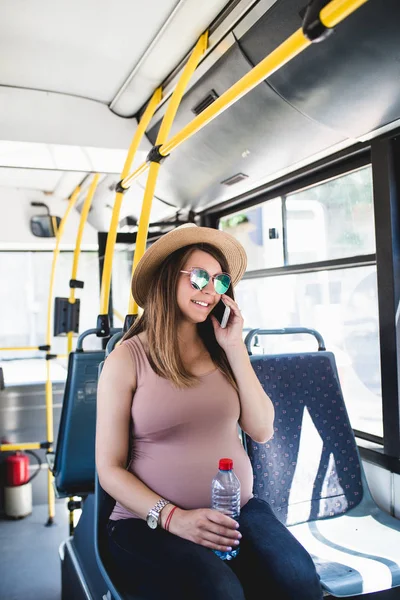 Bela Jovem Grávida Sentada Ônibus Cidade Falando Celular — Fotografia de Stock