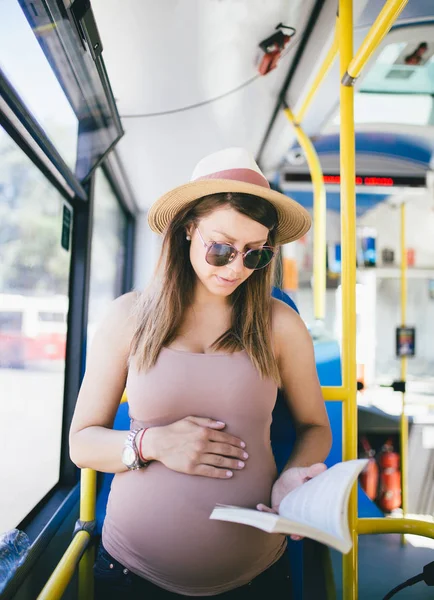 Красивая Беременная Женщина Читает Книгу Городском Автобусе — стоковое фото