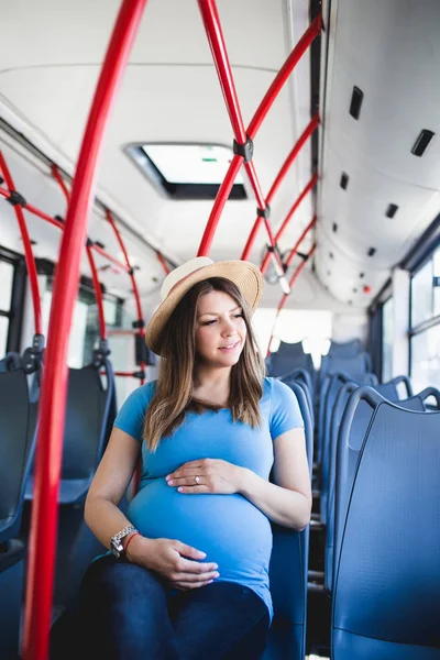 Mulher Grávida Bonita Sentada Ônibus Cidade Olhando Através Janela — Fotografia de Stock