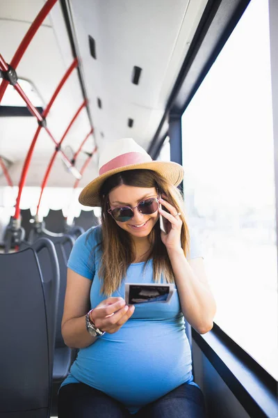 Hermosa Mujer Embarazada Joven Sentada Autobús Ciudad Exploración Por Ultrasonido — Foto de Stock