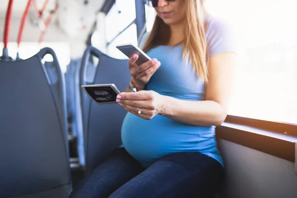 Красивая Молодая Беременная Женщина Сидит Городском Автобусе Делает Ультразвуковое Сканирование — стоковое фото