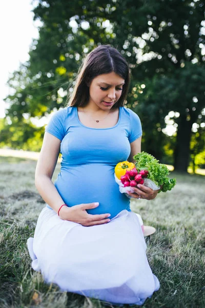 Красивая Молодая Беременная Женщина Держит Свежие Органические Овощи Открытом Воздухе — стоковое фото
