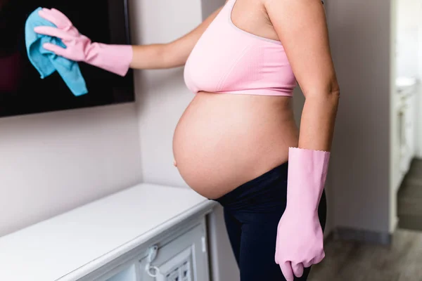 Молодая Беременная Женщина Уборщица Дома Микроволокном Ткани — стоковое фото