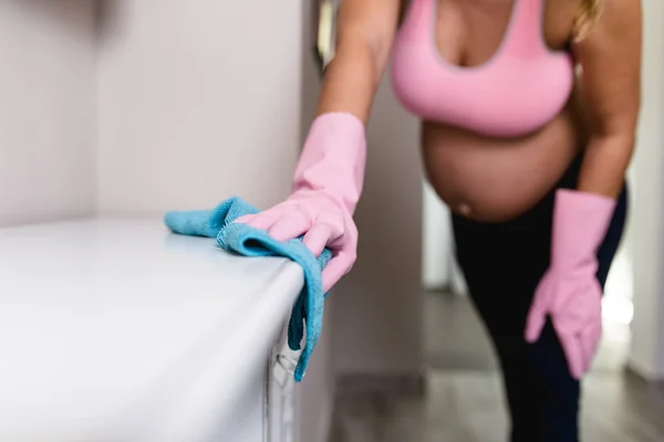 Jovem Mulher Grávida Casa Limpeza Com Pano Microfibra — Fotografia de Stock