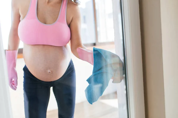 Молодая Беременная Женщина Уборщица Дома Микроволокном Ткани — стоковое фото