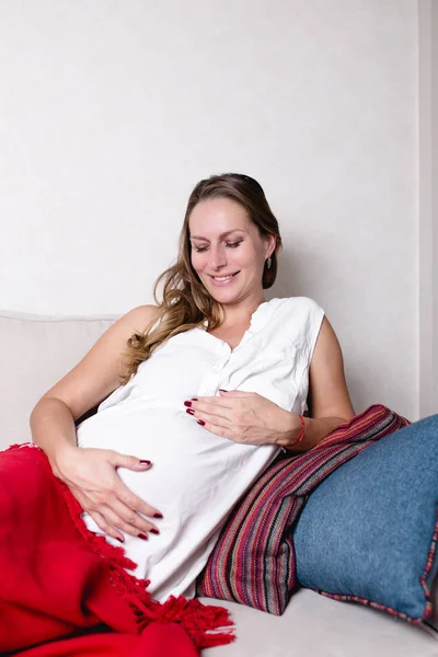 Jovem Mulher Grávida Bonita Relaxando Sofá — Fotografia de Stock