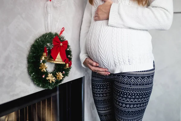 Mujer Embarazada Frente Chimenea Navidad Relajarse Disfrutar Vacaciones —  Fotos de Stock