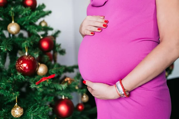 Mulher Grávida Sentada Lado Árvore Natal Desfrutando Férias — Fotografia de Stock