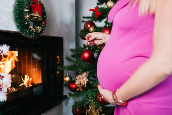 Mulher Grávida Sentada Lado Árvore Natal Desfrutando Férias — Fotografia de Stock