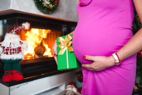 Беременная Женщина Перед Рождественским Камином Расслабляется Наслаждается Праздниками — стоковое фото