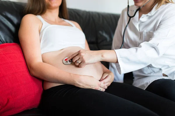 Médico Verificando Mulher Grávida Com Stethoscop — Fotografia de Stock