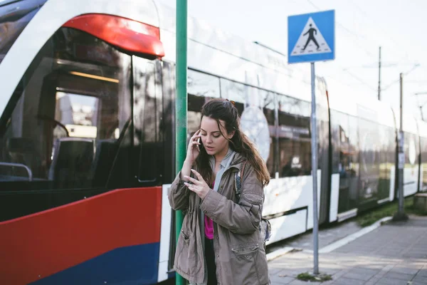 Tramvay Istasyonu Üzerinde Duran Taşıma Için Beklerken Cep Telefonunu Konuşurken — Stok fotoğraf