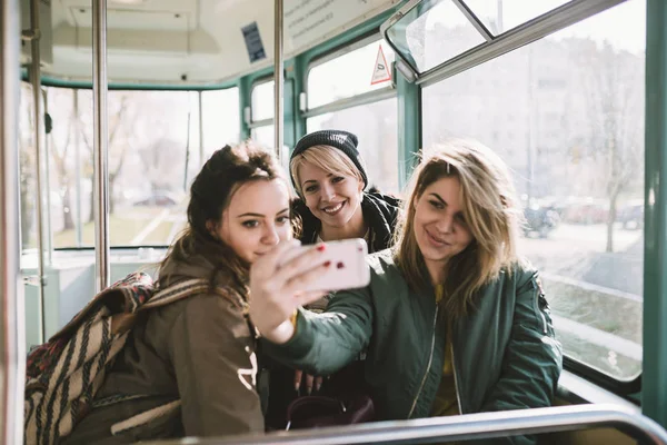 Tres Hermosas Mujeres Jóvenes Sentadas Tranvía Charlando Tomando Selfie Enfoque — Foto de Stock