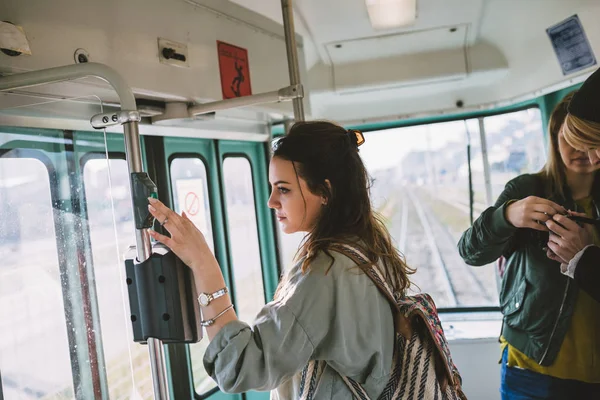 Tramvayda Ayakta Sohbet Pencereler Arasında Seyir Güzel Genç Kadın — Stok fotoğraf