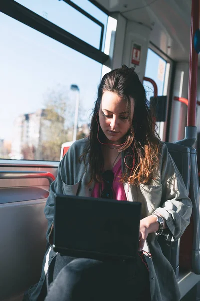 Hermosa Joven Sentada Tranvía Haciendo Algo Portátil Computadora Portátil — Foto de Stock