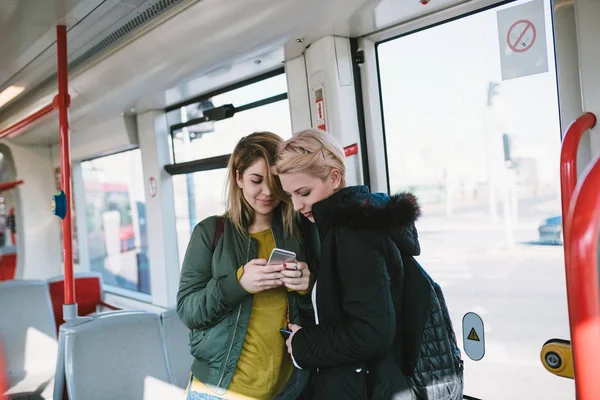 Dua Wanita Muda Cantik Berdiri Trem Dan Melihat Sesuatu Ponsel — Stok Foto
