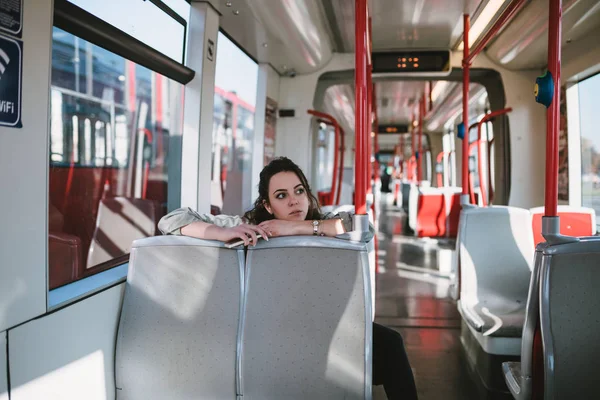 路面電車で座っていた美しい若い女性 — ストック写真