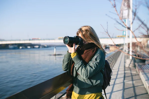 Ung Kvinna Står Vid Floden Och Tar Bilder Med Sin — Stockfoto