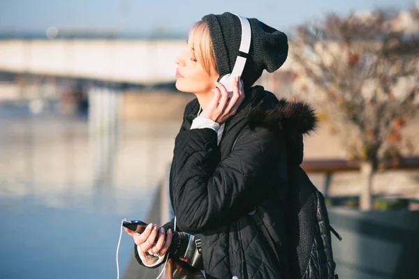 Joven Mujer Rubia Moda Disfrutando Ciudad Aire Libre Escuchando Música — Foto de Stock